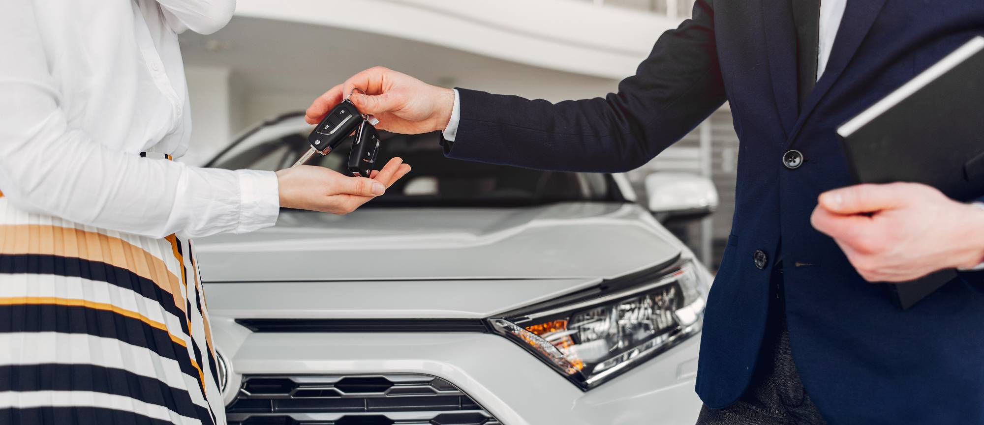 stylish elegant woman car salon 1 Huy Xe Việt